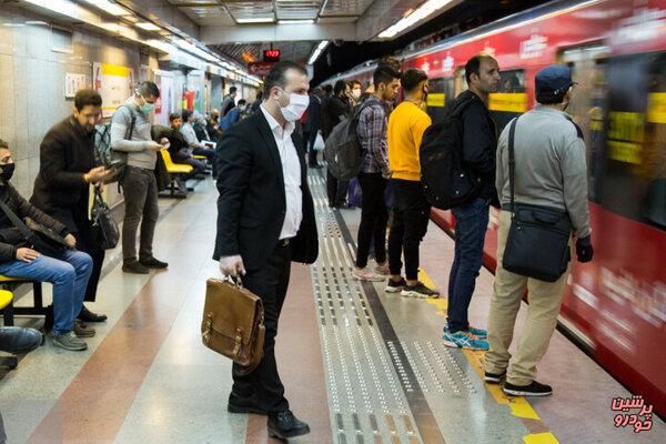 پلیس مانع ورود مسافران بدون ماسک به مترو می‌شود