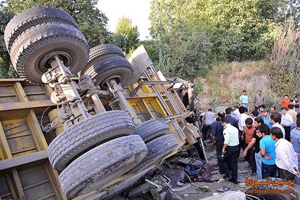 برخورد کامیون با تریلی 10 چرخ