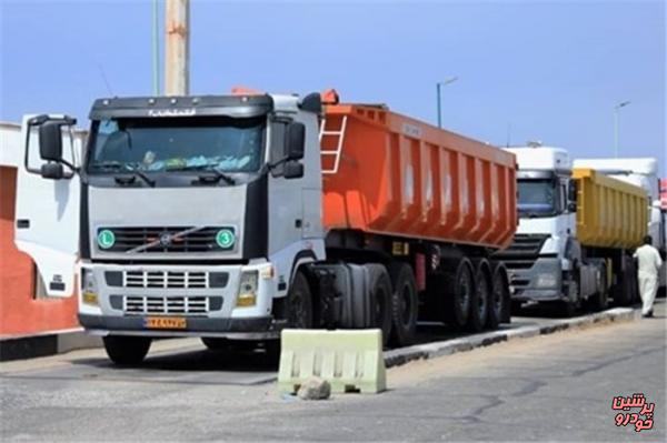 توزیع ۱۶ هزار لیتر روغن تشویقی در بندر امام بین رانندگان کامیون