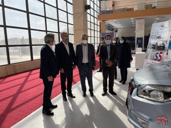 بازدید فرماندار بم و مدیرعامل خودروسازی کرمان از نمایشگاه خودرو کرمان