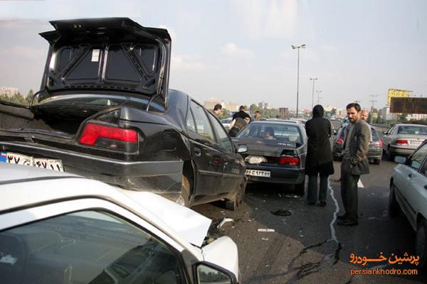 برخورد 10 خودرو به دلیل لغزندگی جاده