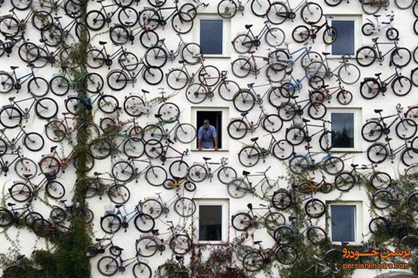 پارکینگ دوچرخه روی دیوار+تصاویر