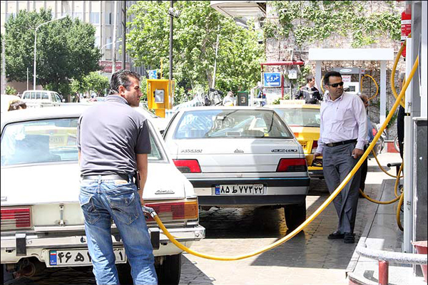 صف‌ جایگاه های بنزین شکسته شد