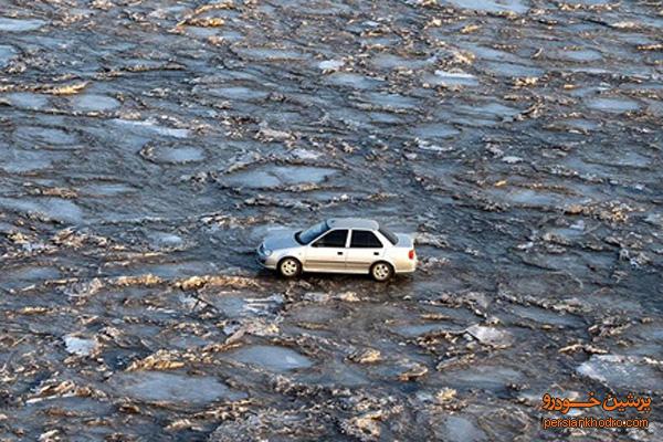گیر کردن خودرو در رودخانه یخ بسته+تصویر