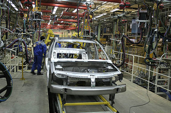نگاه سیاسی مانع توسعه صنعت خودرو