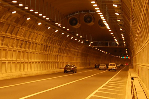 کنترل شدید سرعت خودروها در تونل توحید 