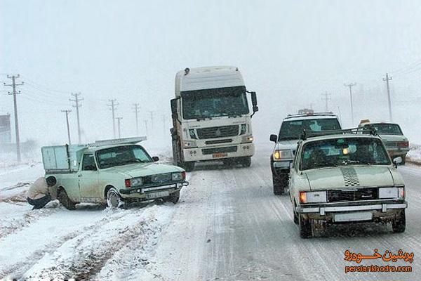 رهاسازی ۷۰ خودرو از برف و کولاک