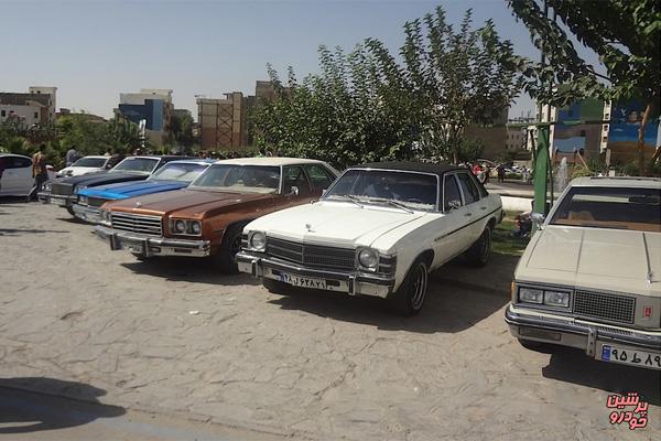 نمایش خودروهای تهران قدیم در کیش 