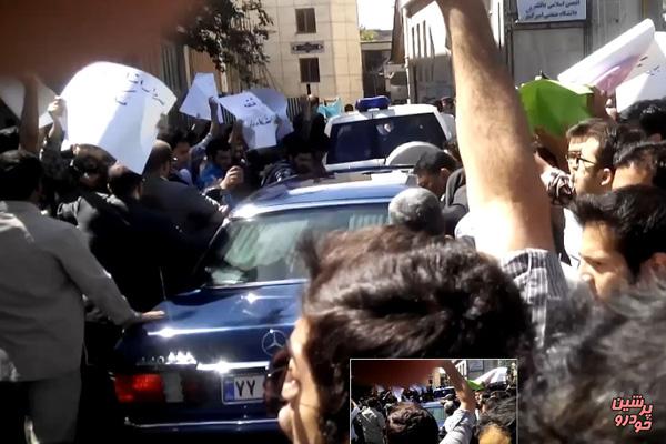 خودرو هاشمی در محاصره دانشجویان