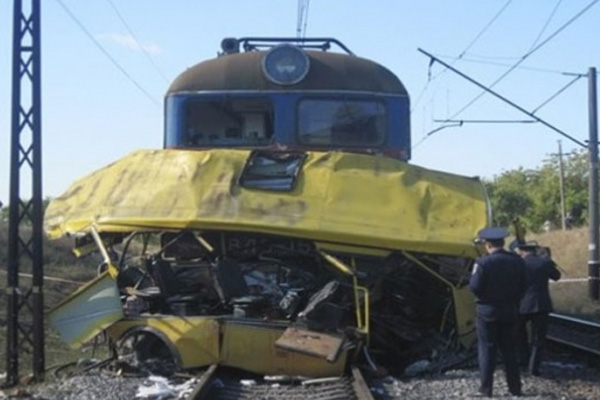 تصادف یک قطار با کامیون 