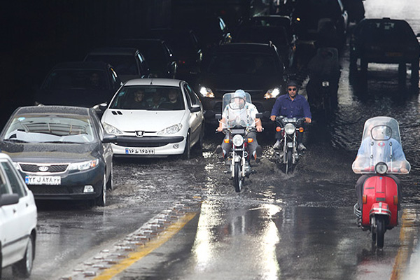 کاهش سرعت در بارندگی عامل ترافیک