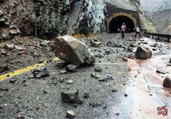مرگ ٤ سرنشین پژو ٢٠٦ بر اثر ریزش سنگ در جاده چالوس