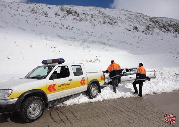 امدادرسانی راهداران به 26 دستگاه خودروی گرفتار در برف 