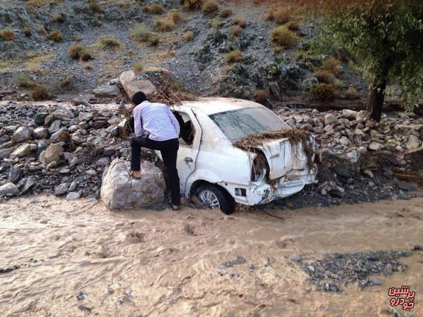 سرنشینان خودروی گرفتار سیلاب در قلعه گنج نجات یافتند