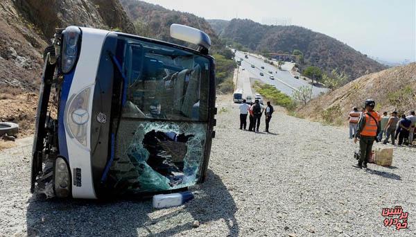 واژگونی اتوبوس در محور پل فسا با 2 کشته