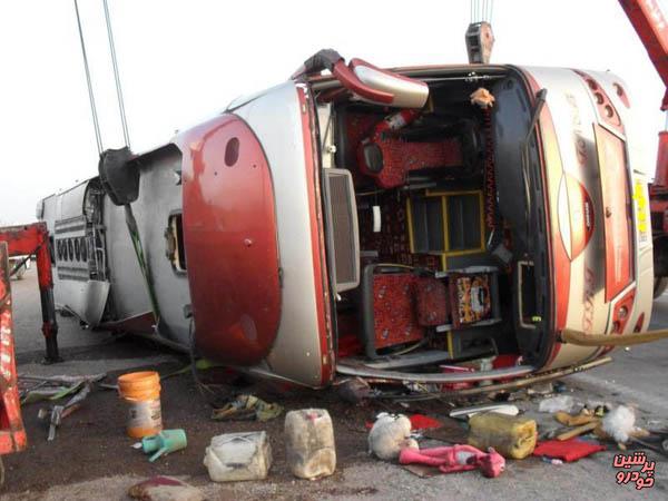 برخورد شدید کامیونت با اتوبوس در محور گناباد- تربت‌حیدریه