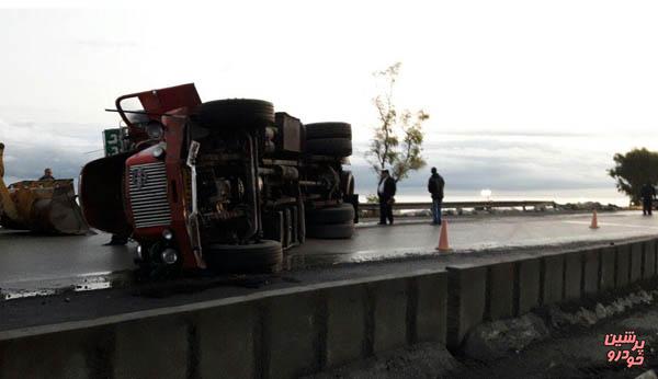 واژگونی کامیون میکسر در بزرگراه شهید باقری
