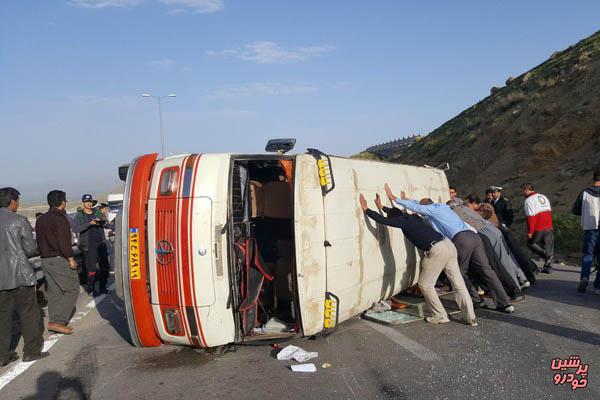 واژگونی اتوبوس 12 مصدوم بر جای گذاشت