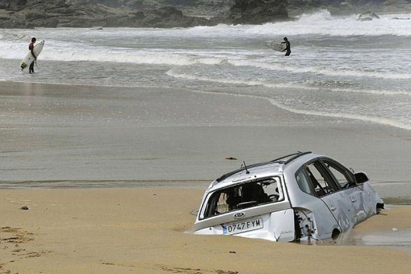 خودرویی تنها در ساحل+ تصویر