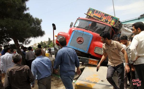 خواب آلودگی راننده کامیون ۴ کشته برجای گذاشت
