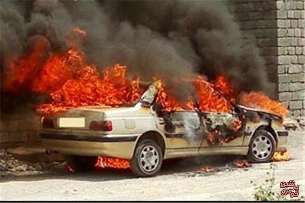 راننده خودروی پژو پارس میان شعله های آتش سوخت