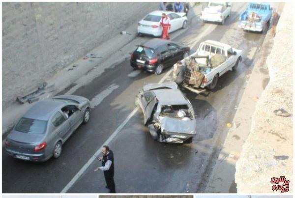 سقوط یک دستگاه پژوپارس از روی پل در اتوبان تهران-کرج