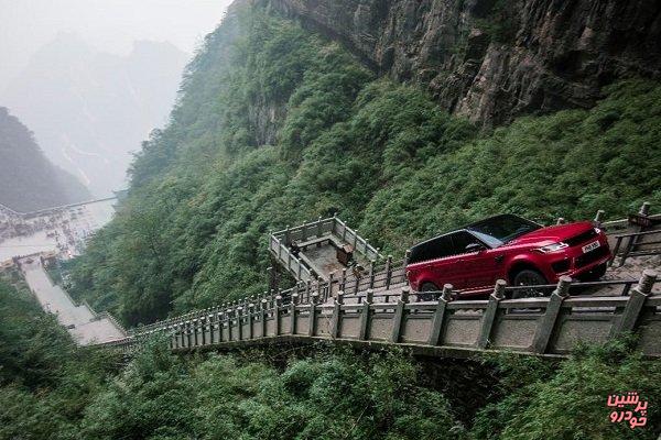 خودروی که پله ها را طی می کند