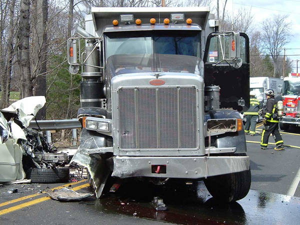 فرار راننده کامیون پس از تصادف مرگبار