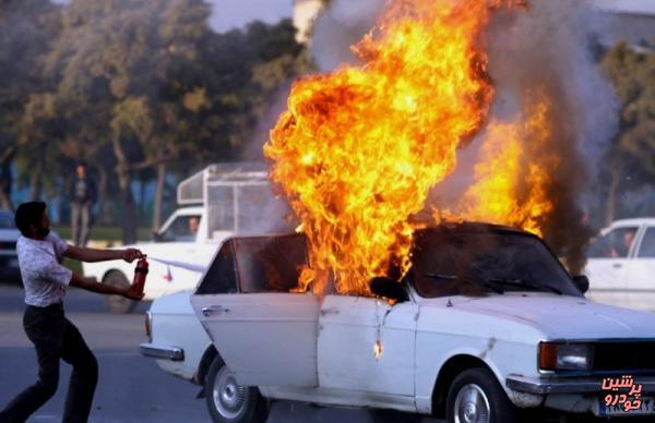 خودرو پیکان همراه سه سرنشین در آتش سوخت