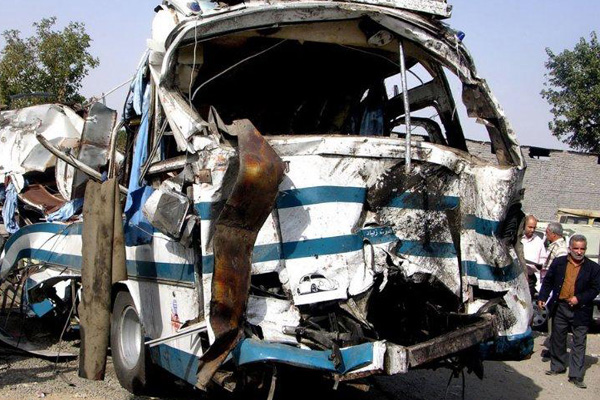 20 مجروح در برخورد اتوبوس با تریلری