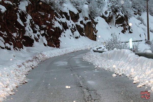 بارش برف سنگین در محورهای هراز وفیروزکوه