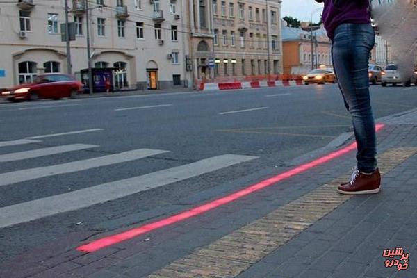 یک روش جالب برای ممانعت عبور عابران از چراغ قرمز