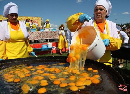 پخت بزرگترین نیمروی جهان در روسیه